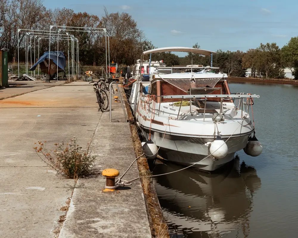 Le quai et les bateaux à flot à Dettwiller