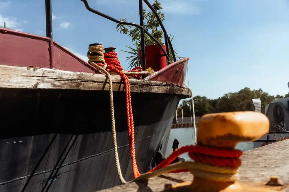 Cordages d’amarrage d’un bateau au quai de Dettwiller